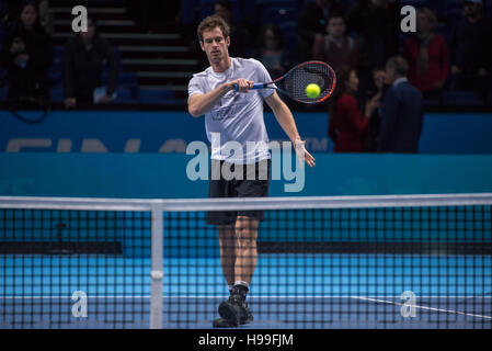 London, UK. 20. November 2016. Andy Murray (SCO) hat die Praxis vor dem Finale des Turniers, mit seinem Cheftrainer, ehemalige Nr. 1 Ivan Lendl (CZE) und Jamie Delgado (GBR). Bildnachweis: Alberto Pezzali/Pacific Press/Alamy Live-Nachrichten Stockfoto