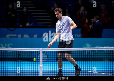 London, UK. 20. November 2016. Andy Murray (SCO) hat die Praxis vor dem Finale des Turniers, mit seinem Cheftrainer, ehemalige Nr. 1 Ivan Lendl (CZE) und Jamie Delgado (GBR). Bildnachweis: Alberto Pezzali/Pacific Press/Alamy Live-Nachrichten Stockfoto