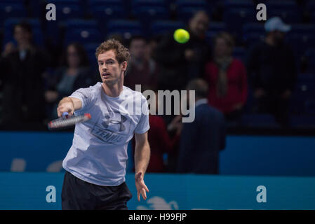 London, UK. 20. November 2016. Andy Murray (SCO) hat die Praxis vor dem Finale des Turniers, mit seinem Cheftrainer, ehemalige Nr. 1 Ivan Lendl (CZE) und Jamie Delgado (GBR). Bildnachweis: Alberto Pezzali/Pacific Press/Alamy Live-Nachrichten Stockfoto