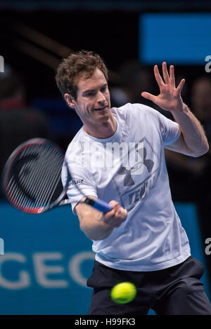 London, UK. 20. November 2016. Andy Murray (SCO) hat die Praxis vor dem Finale des Turniers, mit seinem Cheftrainer, ehemalige Nr. 1 Ivan Lendl (CZE) und Jamie Delgado (GBR). Bildnachweis: Alberto Pezzali/Pacific Press/Alamy Live-Nachrichten Stockfoto