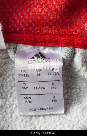 Adidas label in Hoodie in Indonesien hergestellt - im UK Vereinigtes Königreich, Großbritannien verkauft. Stockfoto