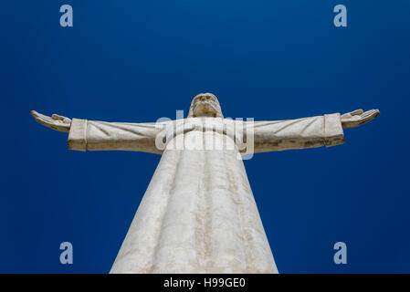 Christus-Erlöser oder Christo Redentor-Statue in Lubango, Angola. Die Skulptur ist eine Kopie des berühmten Gegenstücks in Rio De Janeiro, Brasilien. Stockfoto