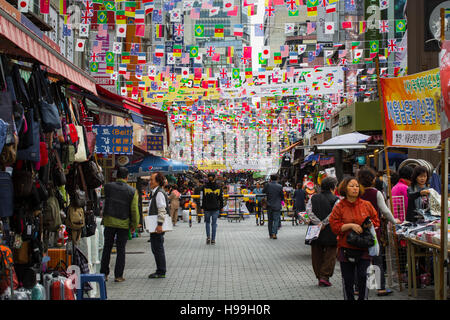 SEOUL - 21. Oktober 2016: Namdaemun-Markt in Seoul. Namdaemun-Markt ist ein großer traditioneller Markt in Seoul, Südkorea. Stockfoto