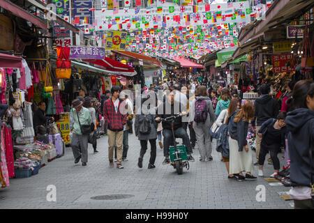 SEOUL - 21. Oktober 2016: Namdaemun-Markt in Seoul. Namdaemun-Markt ist ein großer traditioneller Markt in Seoul, Südkorea. Stockfoto