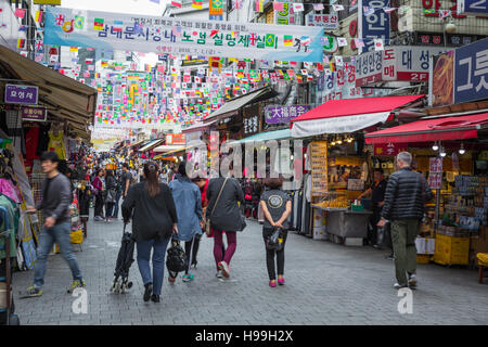 SEOUL - 21. Oktober 2016: Namdaemun-Markt in Seoul. Namdaemun-Markt ist ein großer traditioneller Markt in Seoul, Südkorea. Stockfoto