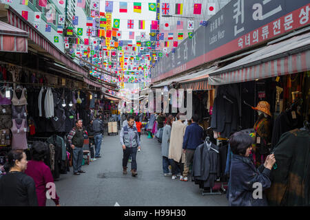 SEOUL - 21. Oktober 2016: Namdaemun-Markt in Seoul. Namdaemun-Markt ist ein großer traditioneller Markt in Seoul, Südkorea. Stockfoto