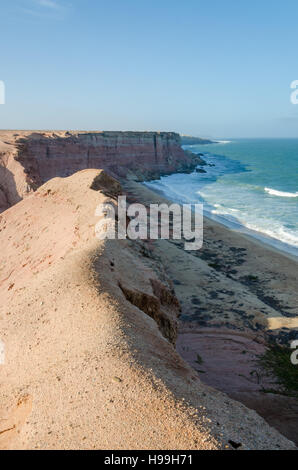 Raue Küste mit steilen Klippen und wilden Ozean in Angola die Namib-Wüste. Stockfoto