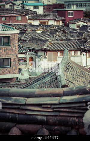 Bukchon Hanok Village ist eines der berühmten Ort für koreanische traditionelle Häuser in Seoul, Südkorea. Stockfoto