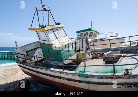 Fischerboote Verblassen auf einsamen Strand im kleinen Fischerdorf mucuio in Angola verlassen. Stockfoto