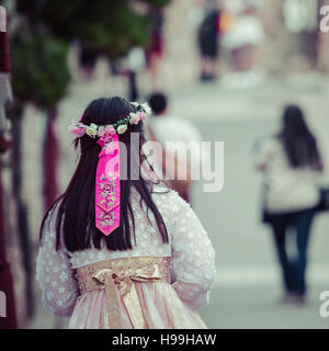 SEOUL - Südkorea - 21. Oktober 2016: ein Paare Frauen wandern durch die traditionellen Stil Häuser Bukchon Hanok Village in Seoul, Südkorea. Stockfoto