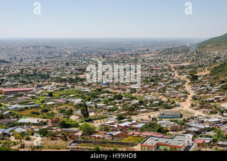 Antenne oder Rock Blick auf afrikanische Stadt Lubango im Inneren des Angola. Stockfoto