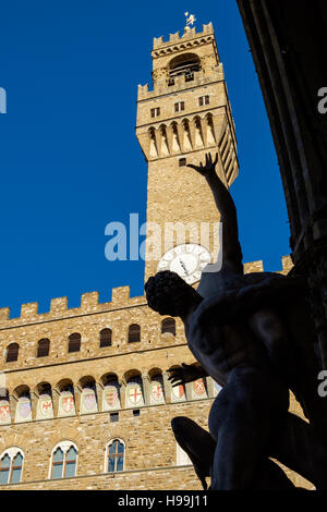 Der Palazzo Vecchio ist das Rathaus von Florenz, Italien. Es blickt auf die Piazza della Signoria Stockfoto