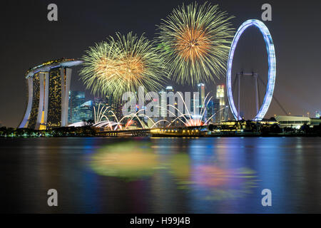 Feuerwerk-Feier über Marina Bay in Singapur. Tag 2017 Neujahrsfeier in Singapur. Stockfoto