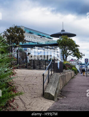 Ein moderner Fahrstuhl mit einem oberen Aussichtsplattform verknüpft die High Street mit der Strandpromenade. Southend-on-Sea, Essex, England Stockfoto