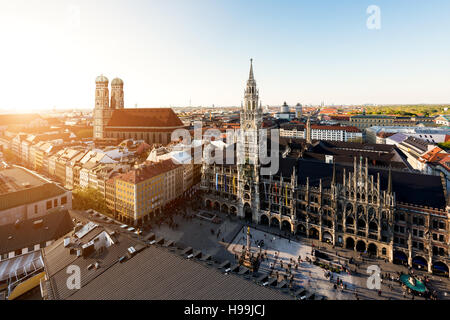 Luftbild auf alten Rathaus München oder Marienplatz Rathaus und Frauenkirche in München, Deutschland Stockfoto