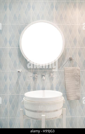 Badezimmer mit Waschbecken Wasserhahn und schwarze Handtuch im Hotel Interieur. Modernes Design des Badezimmers. Stockfoto
