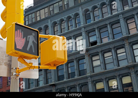 Verkehrsschild an Kreuzung, New York City, USA Stockfoto