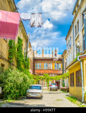 Der kleine Hof das typisch Odessian Wohnhaus im alten Teil der Stadt Odessa, Ukraine. Stockfoto