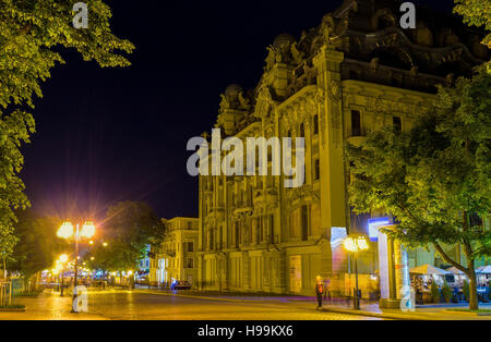 Die Abend-Blick auf die Deribasovskaya Straße mit riesigen Hotel Bolshaya Moscovskaya Gebäude im Vordergrund Stockfoto