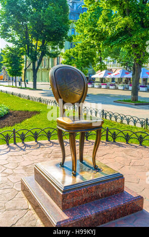 Das Denkmal für die zwölfte Stuhl - eines der Hauptfigur des Romans "Die zwölfte Stühle" befindet sich im Stadtgarten Stockfoto