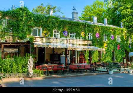 Das Restaurant in der City Garden befindet sich in efeubewachsenen Altbau Stockfoto