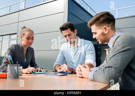 Geschäftsleute, die bei der Erfüllung im freien Stockfoto