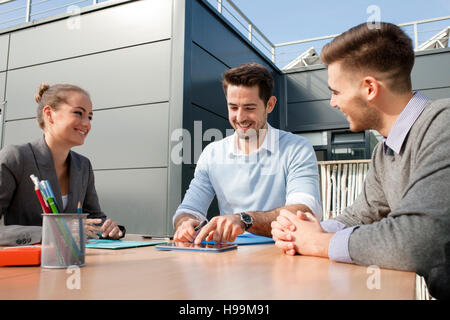 Geschäftsleute, die bei der Erfüllung im freien Stockfoto