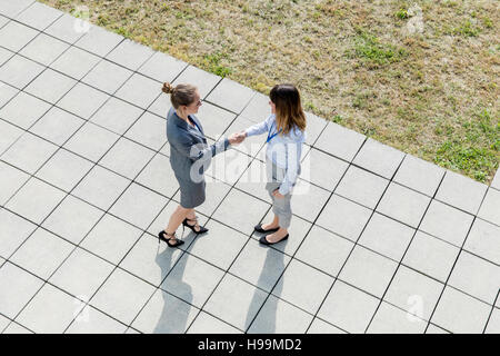 Zwei Geschäftsfrauen Händeschütteln im freien Stockfoto