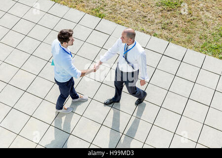 Zwei Geschäftsleute Händeschütteln im freien Stockfoto