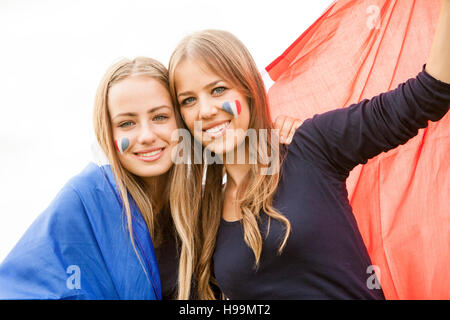 Zwei junge Frauen halten französische Flagge Stockfoto