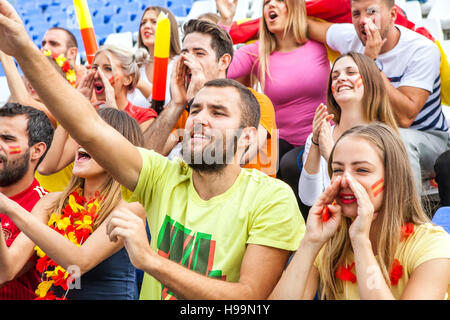 Gruppe von Fußball-Fans im Stadion schreien Stockfoto