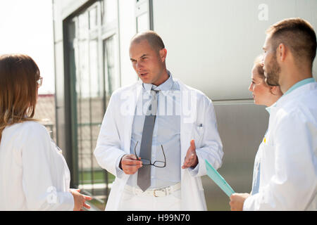 Gruppe von Ärzten im freien sprechen Stockfoto