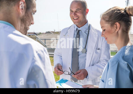 Gruppe von Ärzten im freien sprechen Stockfoto