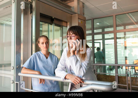 Ärztin mit Smartphone in medizinische Klinik Stockfoto