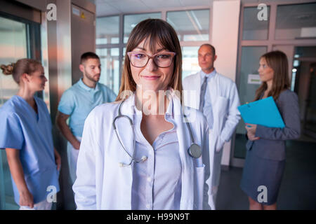 Ärztin, stand vor ihr team Stockfoto