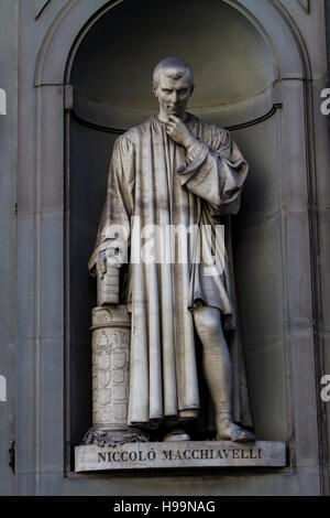 Blick auf Niccolo Machiavelli Statue in Florenz, Italien Stockfoto