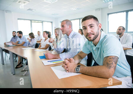 Schüler hören Lautsprecher im Kurs zu warnen Stockfoto