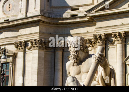 Detail der Fontana dei Quattro Fiumi auf Piazza Navona in Rom zeigt der Flussgott Ganges Stockfoto