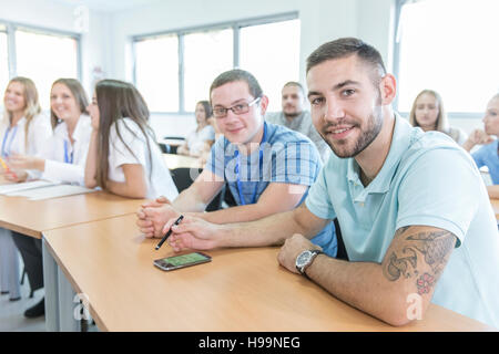 Studenten in der Ausbildung Klasse Lautsprecher anhören Stockfoto