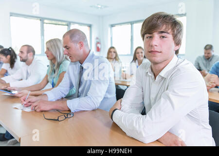 Studenten in der Ausbildung Klasse Lautsprecher anhören Stockfoto