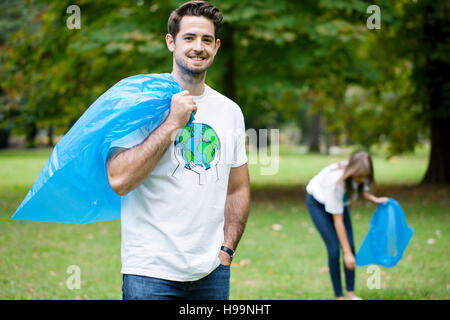 Teenager Freiwilligen Garbage Bereinigung im Park zu tun Stockfoto