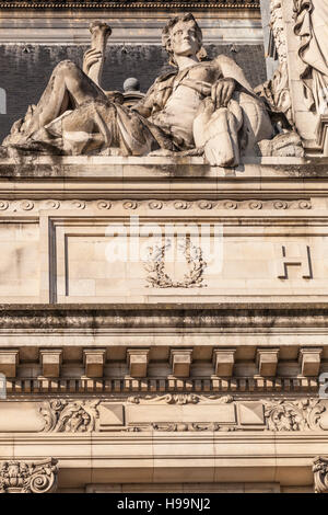 Eines der Skulpturen schmücken die Uhr vor dem Hôtel de Ville (Rathaus) in Tours, Frankreich. Die Skulptur wurde von Emile Joseph Nester erstellt. Stockfoto