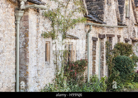 Eine Nahaufnahme Schuss von der mittelalterlichen Häuserzeile am Arlington Row in Bibury, die sich in der Grafschaft Gloucestershire befindet. Stockfoto