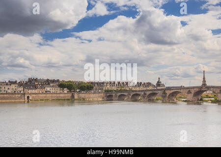 Der Pont Jacques Gabriel in Blois, Frankreich. Diese wunderschöne Brücke wurde in der ersten Hälfte des 18. Jahrhunderts zwischen 1717 und 1724 errichtet. Die magn Stockfoto