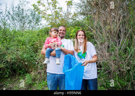 Teenager Freiwilligen Garbage Bereinigung im Park zu tun Stockfoto