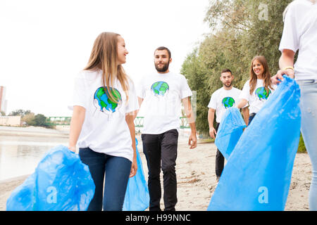 Teenager Freiwilligen Müll aufräumen am Ufer zu tun Stockfoto