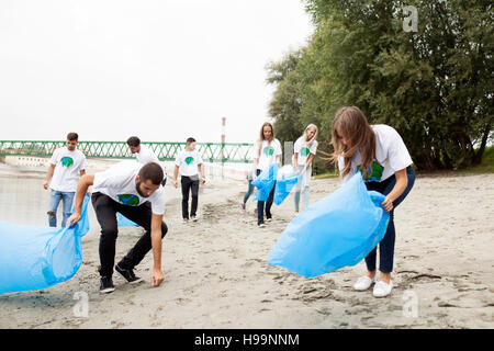 Teenager Freiwilligen Müll aufräumen am Ufer zu tun Stockfoto
