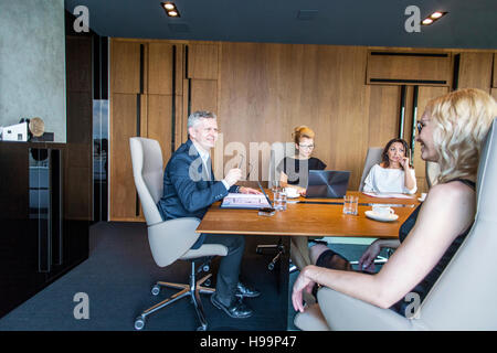 Unternehmerinnen mit einer Besprechung im Konferenzraum Stockfoto