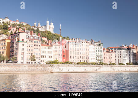 Vieux Lyon und den Fluss Saone. Notre Dame de Fourvière ersichtlich auf dem Hügel. Stockfoto