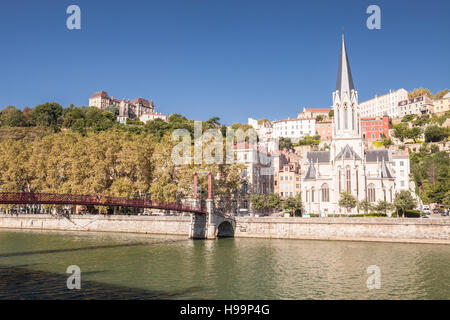 Eglise und Passerelle Saint George in Vieux Lyon. Stockfoto